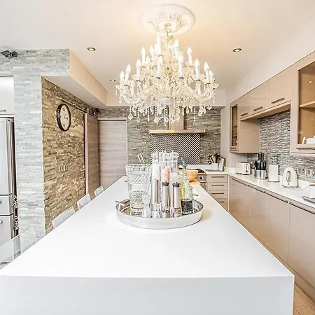 Private With Private Heatead Pool, Sauna And Jacuzzi In