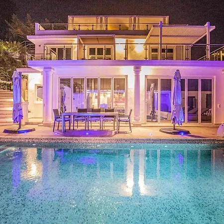 Private With Private Heatead Pool, Sauna And Jacuzzi In *