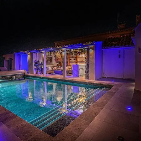 Lejlighed Private With Private Heatead Pool, Sauna And Jacuzzi In *