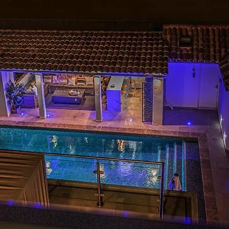 Private With Private Heatead Pool, Sauna And Jacuzzi In Antibes